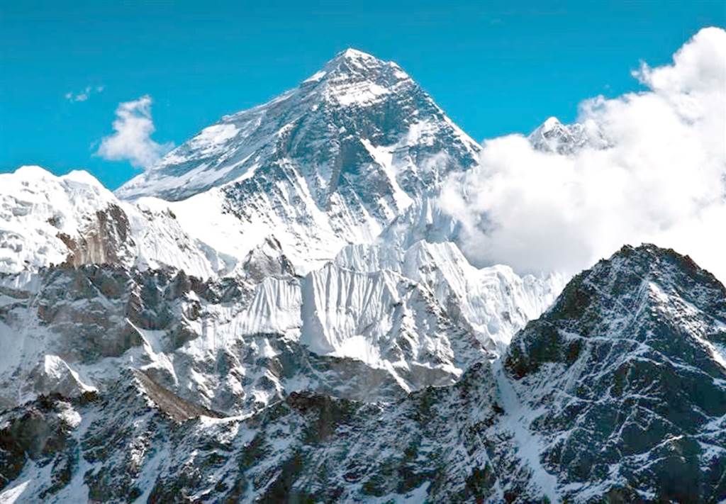 Avalanche on Tibetan slope of Mount Everest Over 1000 climbers trapped 350 rescued
